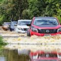 Thai factory for Nissan Navara, Terra suspends production today image