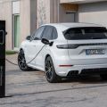 Yes, there will be an all-electric Porsche Cayenne image