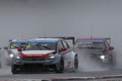 2014 WTCC: Citroen wins 1-2 in Slovakia before rain cancels Race 2 image