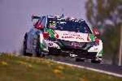 WTCC 2016: Monteiro takes championship lead with Slovakia win image