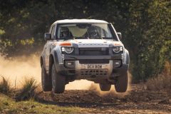 Bowler strips down Defender 90 for rallying image