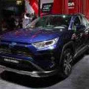 2019 Toyota RAV 4 takes the sporty hybrid route image