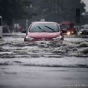 Knee-deep flood on Ayala-EDSA Flyover due to blocked drainage image