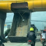 Driver finds ingenious way to stop runaway dump truck image
