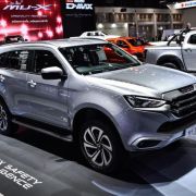 The mid-size SUV wars just got hotter this decade image