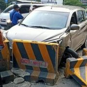 MMDA studies bollards in lieu of concrete barriers on EDSA image