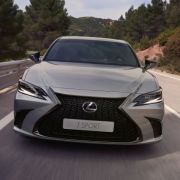 2023 Lexus ES swaps center touchpad for cupholders image