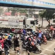 MMDA to fine riders blocking traffic while sheltering from rain image