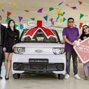 Two lucky golfers take home a Jetour Ice Cream EV image