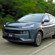 2024 JAC JS6 combine sleek style, high-tech toys, and turbo performance image