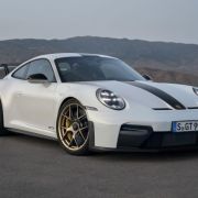 2025 Porsche 911 GT3: 6-speed manual lives on with 992.2 image