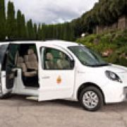 Renault donates all-electric Popemobile image