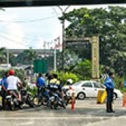 MMDA considering roadside courts for erring traffic enforcers image