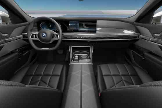 BMW i7 image