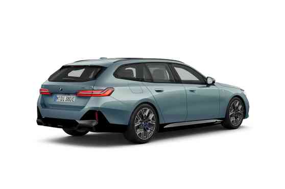 BMW i5 Touring image
