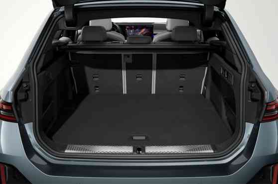 BMW i5 Touring image