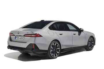 2025 BMW 5 Series 520i Essential image