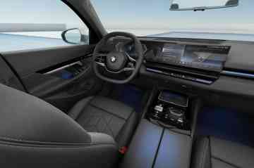 2025 BMW 5 Series 520i Essential image