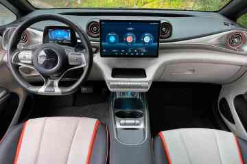 2023 BYD Dolphin GLX image