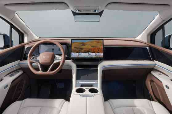 BYD e-MAX 9 DM-i image