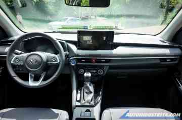 2026 Toyota Ativ 1.5 HEV CVT (Platinum white pearl mica/Attitude black mica) image