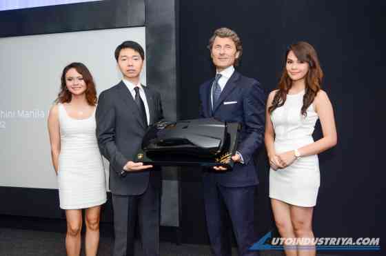 Lamborghini Manila opens its (scissor) doors image