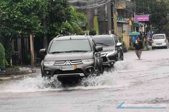 Red Flags: 8 signs that you shouldn't drive through that flood image