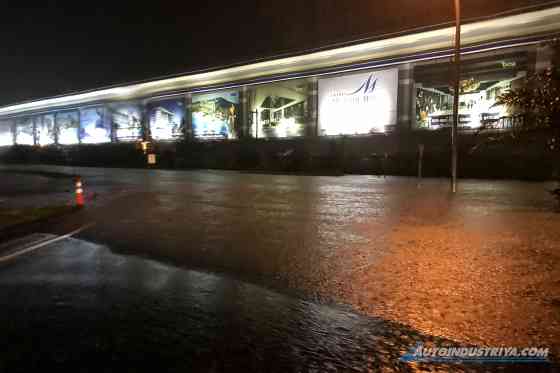 Red Flags: 8 signs that you shouldn't drive through that flood image