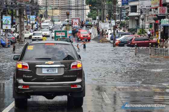 Red Flags: 8 signs that you shouldn't drive through that flood image