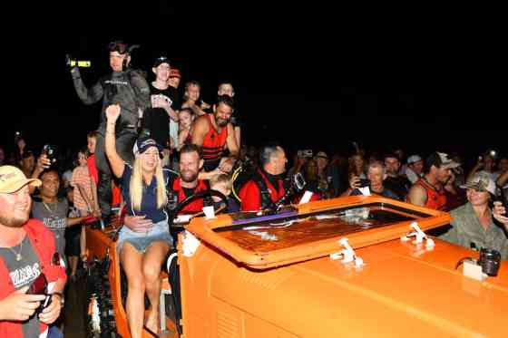 Look: Aussies drove 7 km under the sea on an old Land Cruiser image