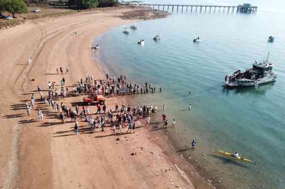 Look: Aussies drove 7 km under the sea on an old Land Cruiser image