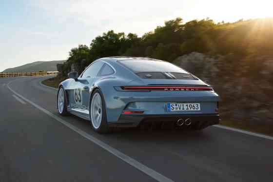 Porsche 911 S/T is a lighter GT3 RS with a manual gearbox image
