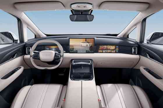 2024 GAC Hycan V09 is an all-electric Alphard fighter image