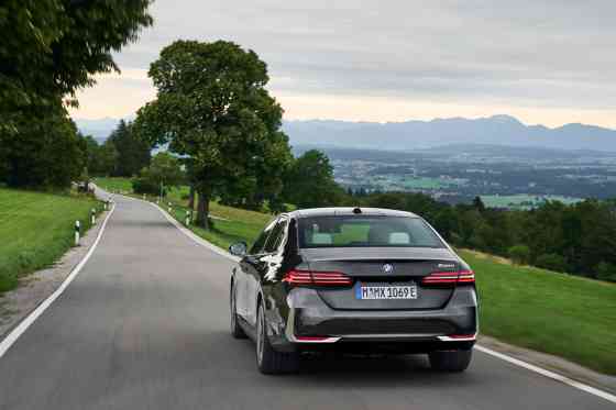 BMW unveils more powerful 5 Series 550e PHEV image