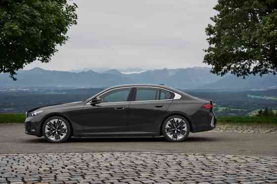 BMW unveils more powerful 5 Series 550e PHEV image