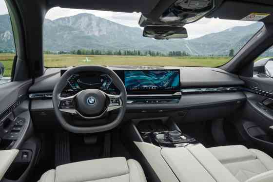 BMW unveils more powerful 5 Series 550e PHEV image