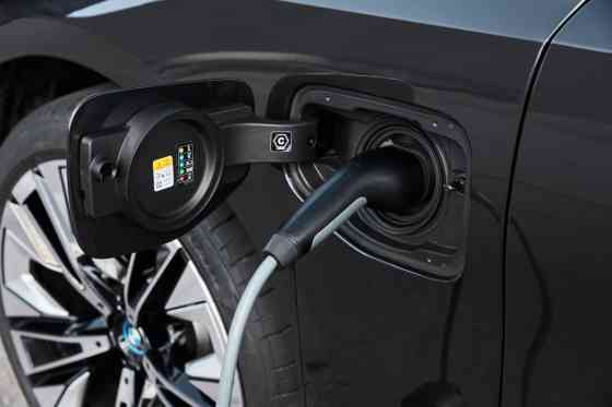 BMW unveils more powerful 5 Series 550e PHEV image