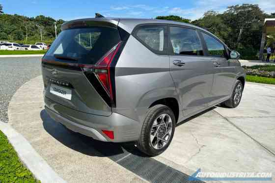 Hyundai PH now offering 2024 Stargazer with 2nd row captain seats image