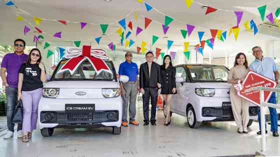 Two lucky golfers take home a Jetour Ice Cream EV image