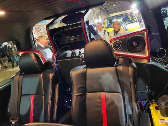 Hiace 300: Japanese tuner does an LC face-swap image