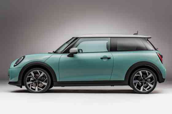Mini debuts 2025 Cooper hatch with ICE power image
