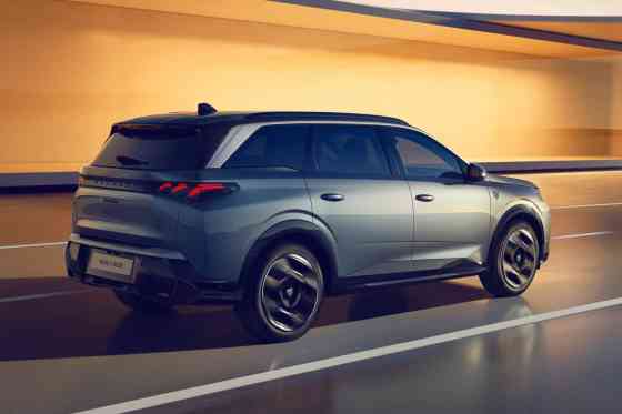 All-new Peugeot 5008 revealed in EV & mild-hybrid forms image
