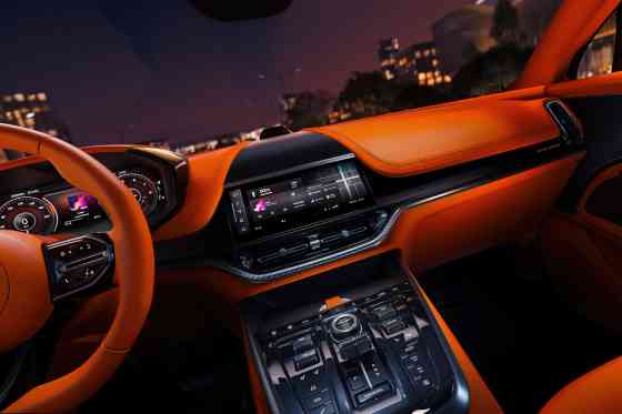 2025 Aston Martin DBX707 gets more than just a subtle facelift image