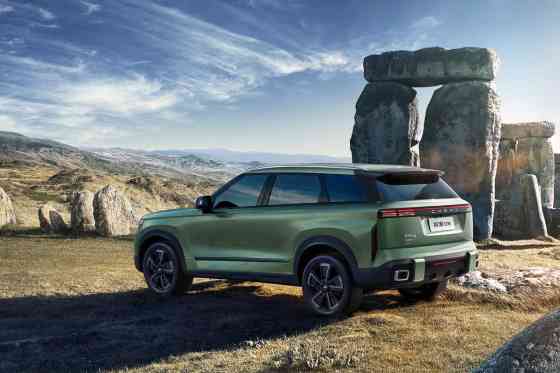 Chery&rsquo;s new PHEV crossover can cover 1,300 km on a full tank & battery image