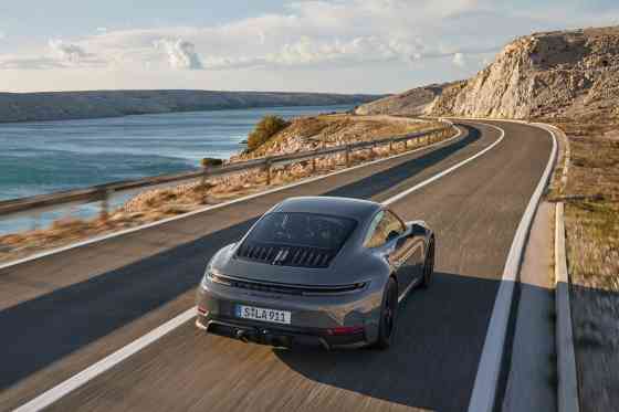 2025 Porsche 911 GTS Hybrid revealed with 541 HP image