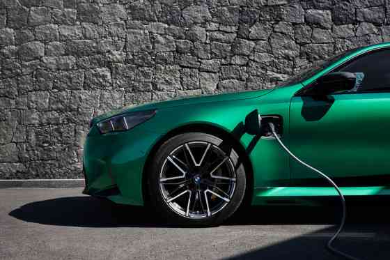 All-new BMW M5 debuts with twin-turbo plug-in hybrid V8 image