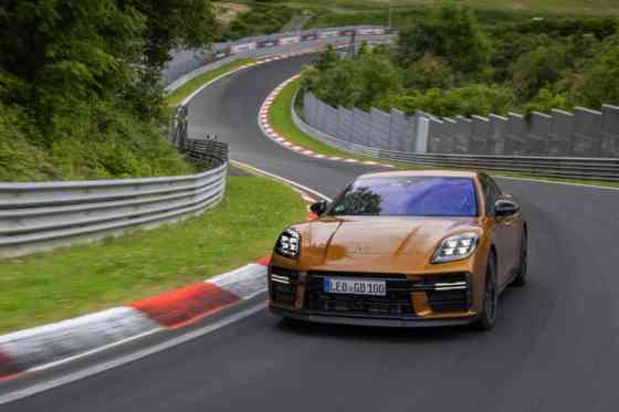 Porsche Panamera breaks N&uuml;rburgring lap record for executive sedans image