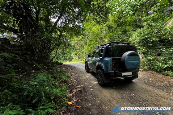 2024 Land Rover Defender 110 S P300 AWD Automatic image
