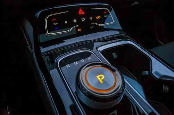 2024 JAC JS6 combine sleek style, high-tech toys, and turbo performance image