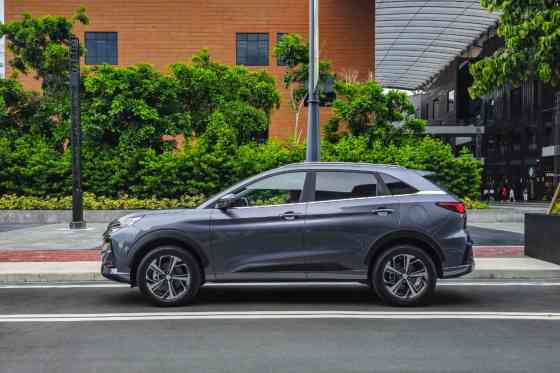 2024 JAC JS6 combine sleek style, high-tech toys, and turbo performance image